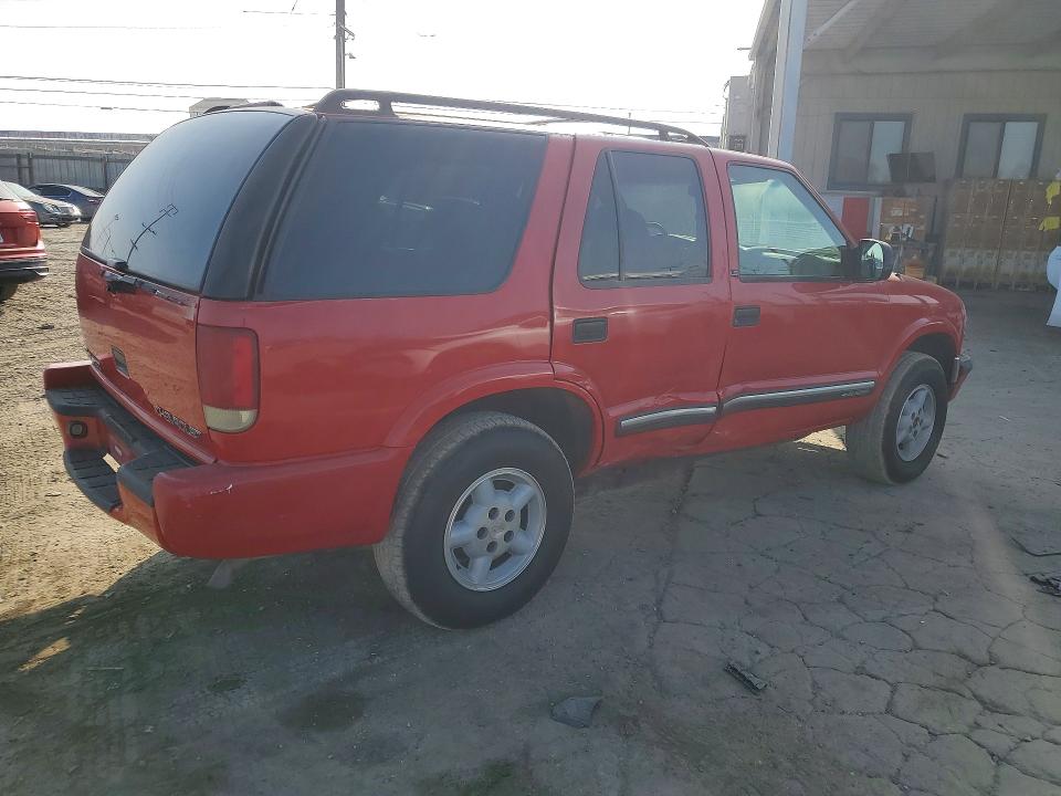 Photo 3 from auction – 2000 CHEVROLET BLAZER with VIN 1GNDT13W4Y2170089