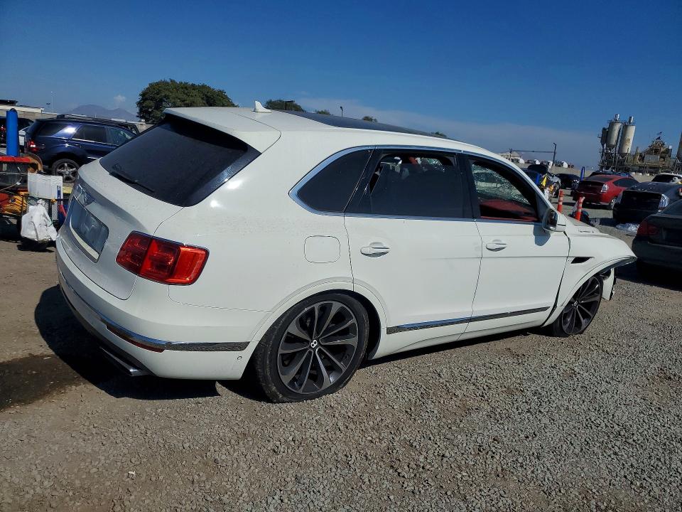 Photo 3 from auction – 2018 BENTLEY BENTAYGA with VIN SJAAC2ZV8JC019077