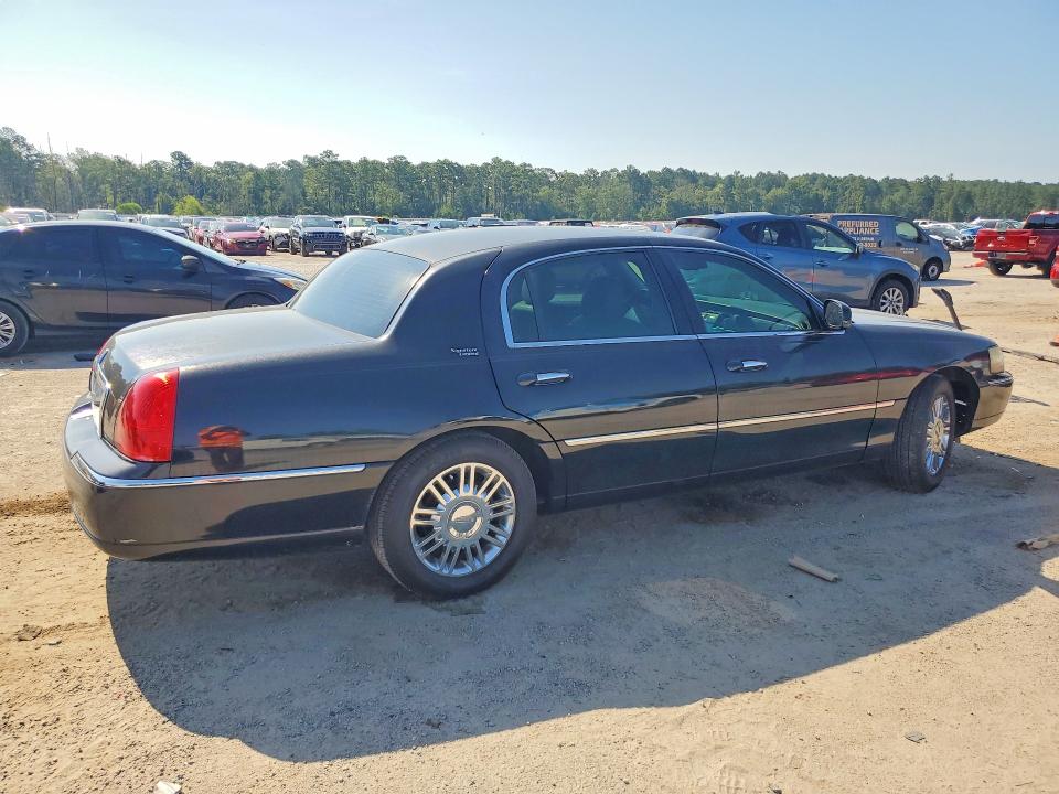Photo 3 from auction – 2007 LINCOLN TOWN CAR with VIN 1LNHM82V47Y620310