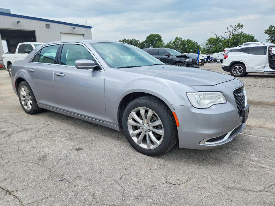 Photo 4 from auction – 2017 CHRYSLER 300 with VIN 2C3CCARG8HH622108