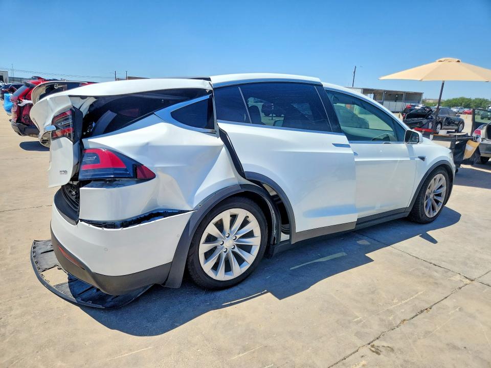 Снимка 3 от търг – 2018 TESLA MODEL X с VIN 5YJXCDE2XJF136582