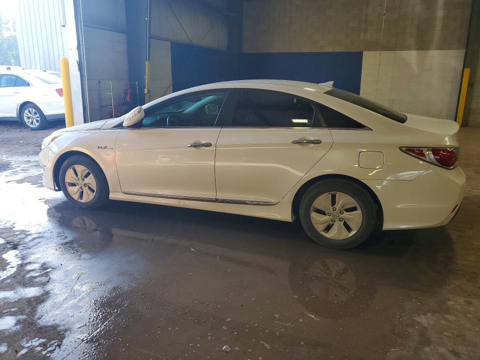 Photo 2 from auction – 2014 HYUNDAI SONATA with VIN KMHEC4A47EA115374