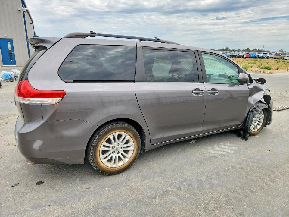 Photo 3 from auction – 2014 TOYOTA SIENNA with VIN 5TDYK3DC5ES468054