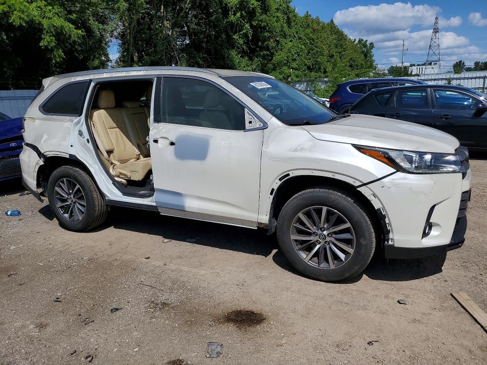 Photo 4 from auction – 2018 TOYOTA HIGHLANDER with VIN 5TDJZRFH7JS553075