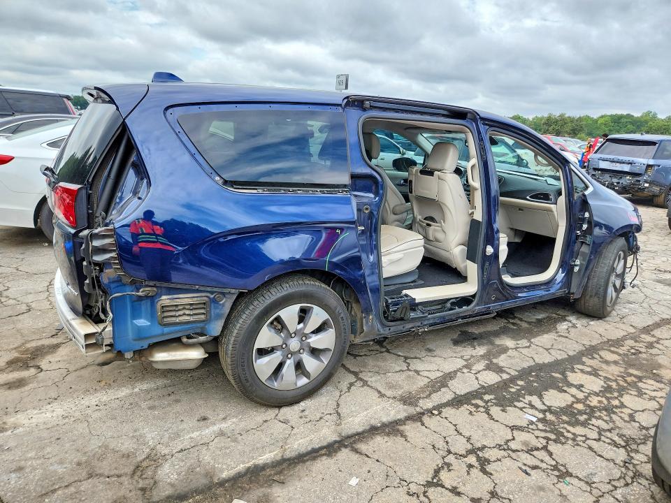 Photo 3 from auction – 2018 CHRYSLER PACIFICA with VIN 2C4RC1N76JR144895