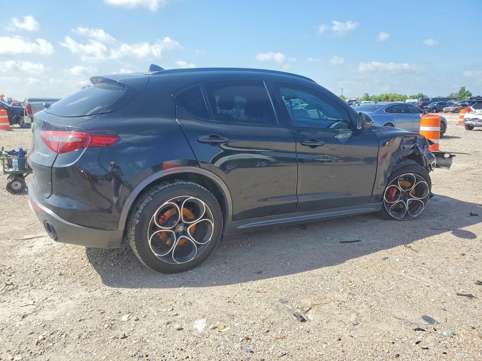 Photo 3 from auction – 2023 ALFA ROMEO STELVIO with VIN ZASPAKBN2P7D50481