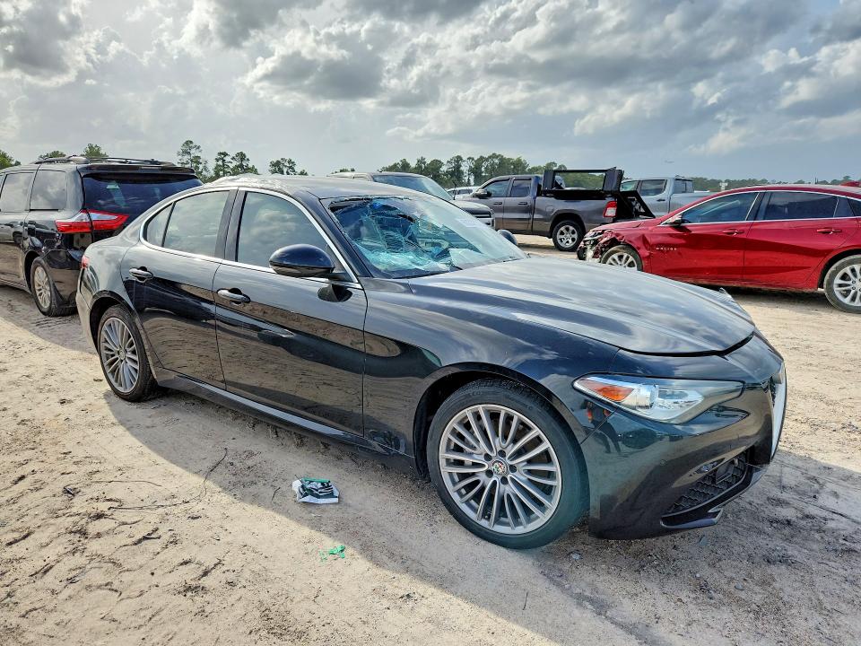 صورة رقم 4 من المزاد - 2017 ALFA ROMEO GIULIA مع VIN ZARFAEEN3H7557275