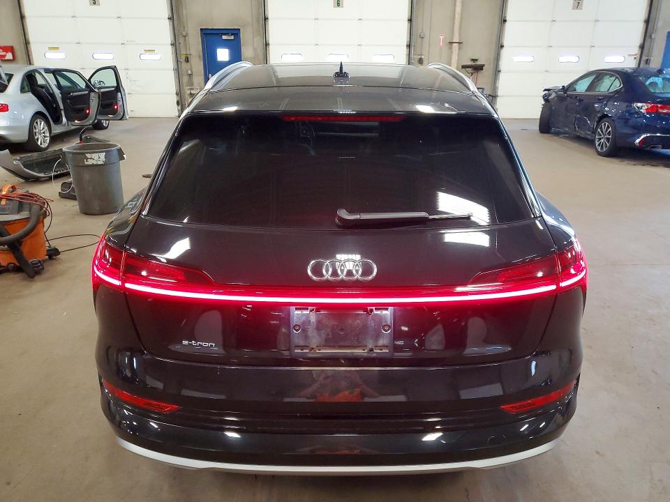 Photo 6 from auction – 2019 AUDI E-TRON with VIN WA1VABGE8KB020532