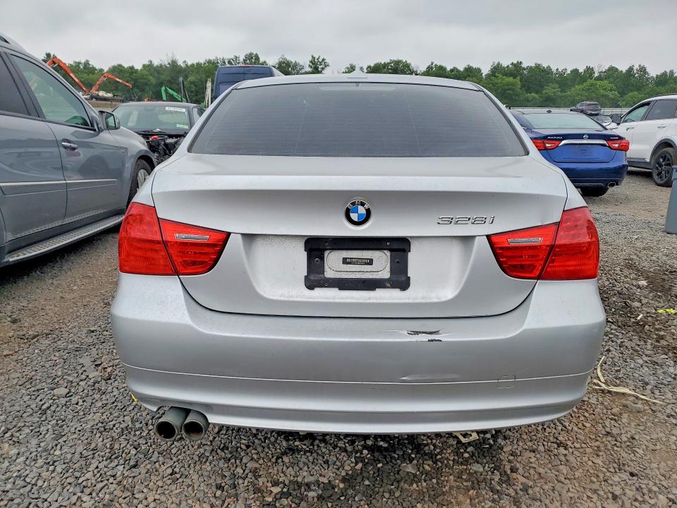 Photo 6 from auction – 2011 BMW 328 with VIN WBAPH5C58BA446340