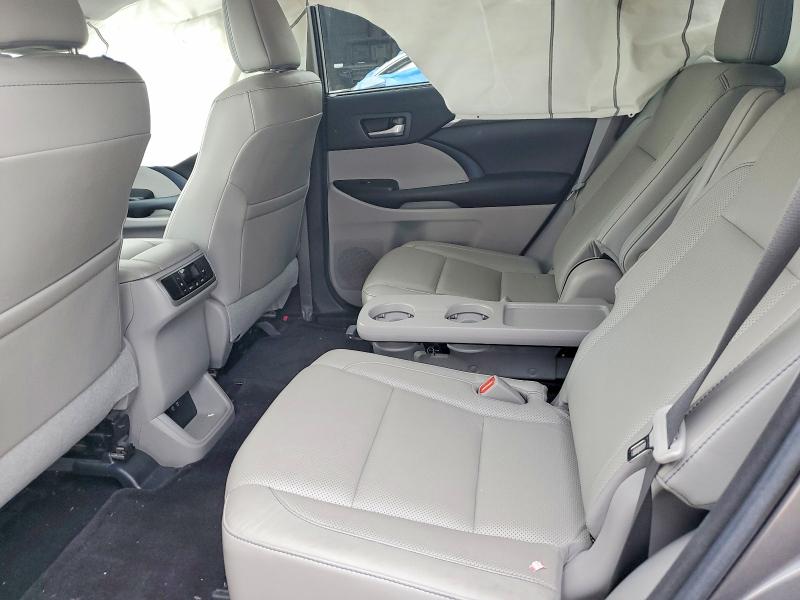 Photo 10 from auction – 2017 TOYOTA HIGHLANDER with VIN 5TDYZRFH1HS225482