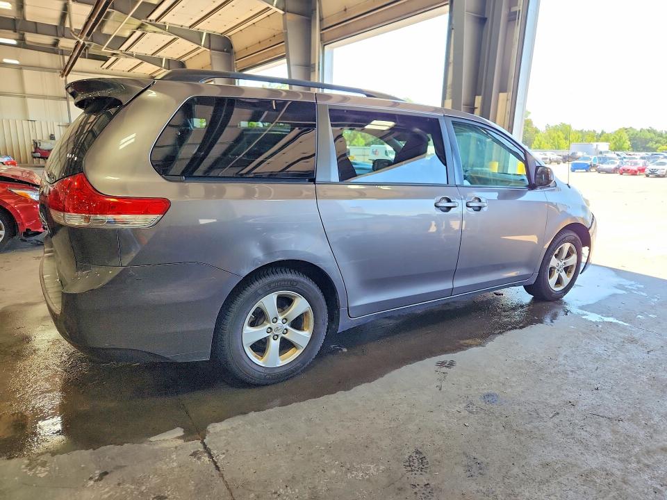 Photo 3 from auction – 2014 TOYOTA SIENNA with VIN 5TDKK3DC8ES485579