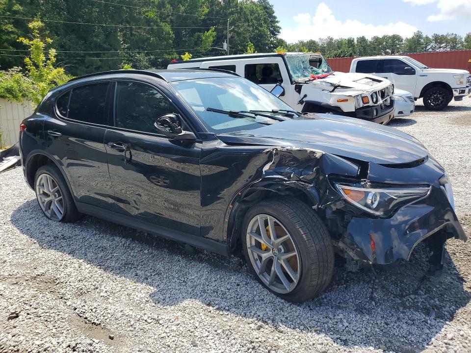 Photo 4 from auction – 2018 ALFA ROMEO STELVIO with VIN ZASFAKNN5J7B66957