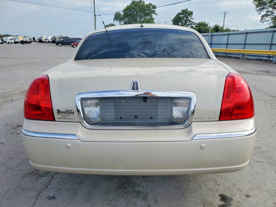 Photo 6 from auction – 2003 LINCOLN TOWN CAR with VIN 1LNHM83W13Y621271