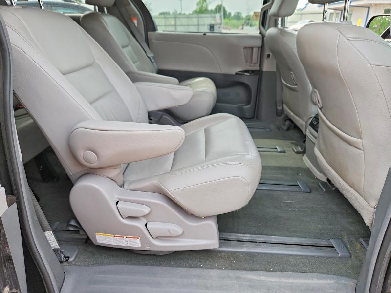 Photo 11 from auction – 2018 TOYOTA SIENNA with VIN 5TDDZ3DC3JS207395