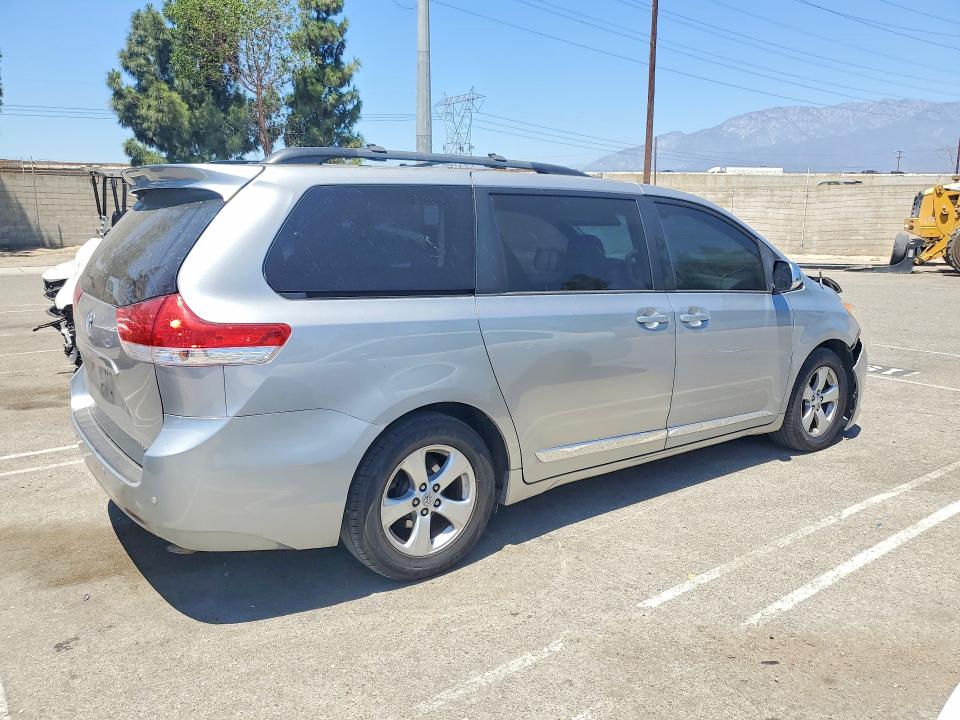 Photo 3 from auction – 2011 TOYOTA SIENNA with VIN 5TDKK3DC0BS127100