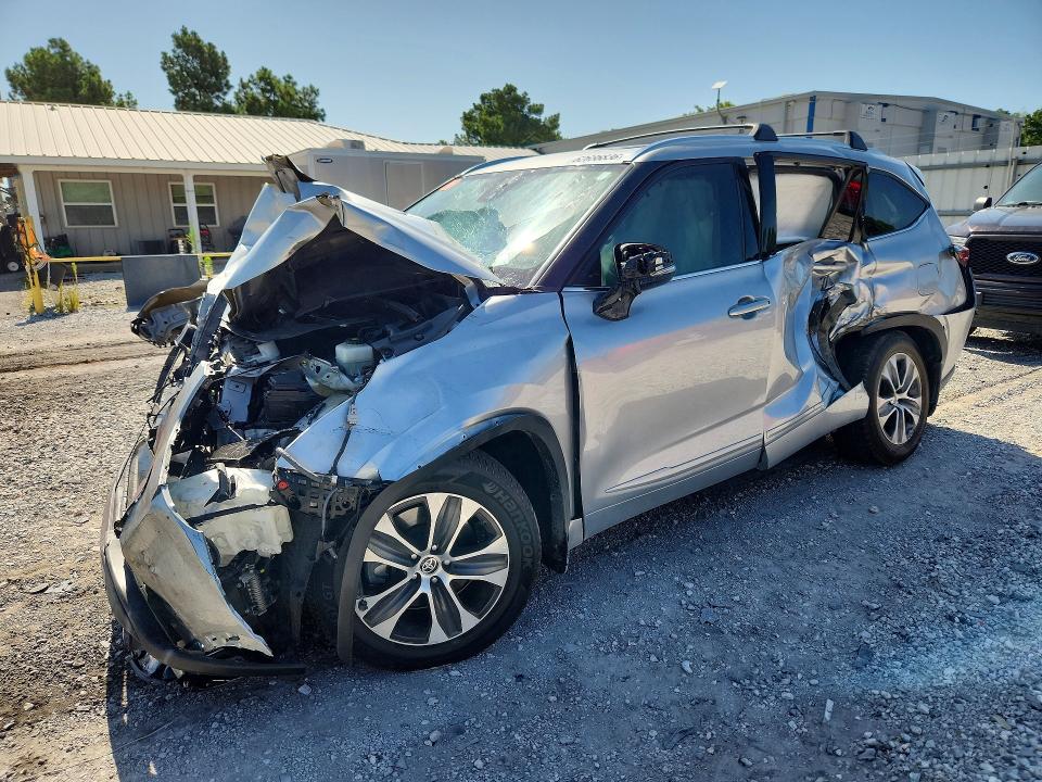 TOYOTA HIGHLANDER 2021 with VIN 5TDGZRAH2MS033971 - Photo from auction