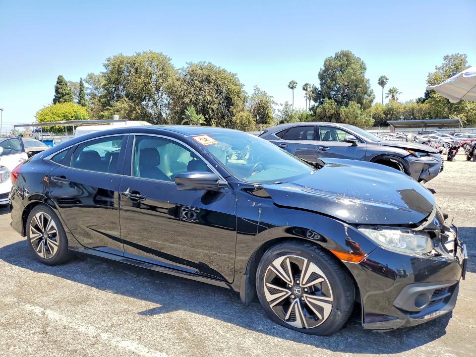Photo 4 from auction – 2016 HONDA CIVIC with VIN 2HGFC1F77GH634053