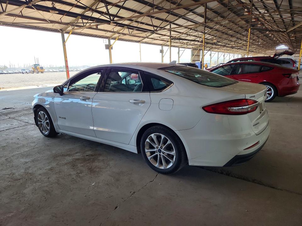 Photo 2 from auction – 2019 FORD FUSION with VIN 3FA6P0LU3KR221993