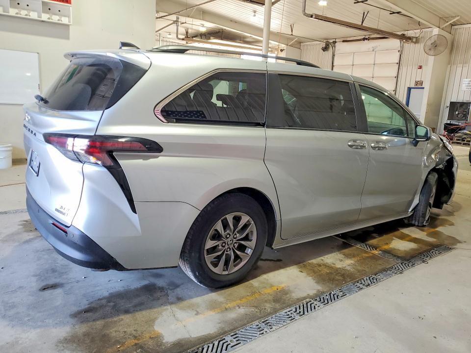 Photo 3 from auction – 2023 TOYOTA SIENNA with VIN 5TDYRKEC5PS156128