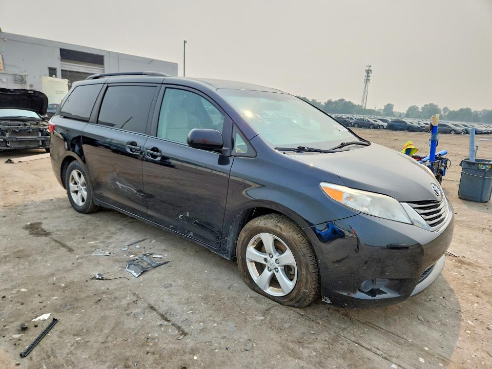 Photo 4 from auction – 2017 TOYOTA SIENNA with VIN 5TDKZ3DC3HS822658