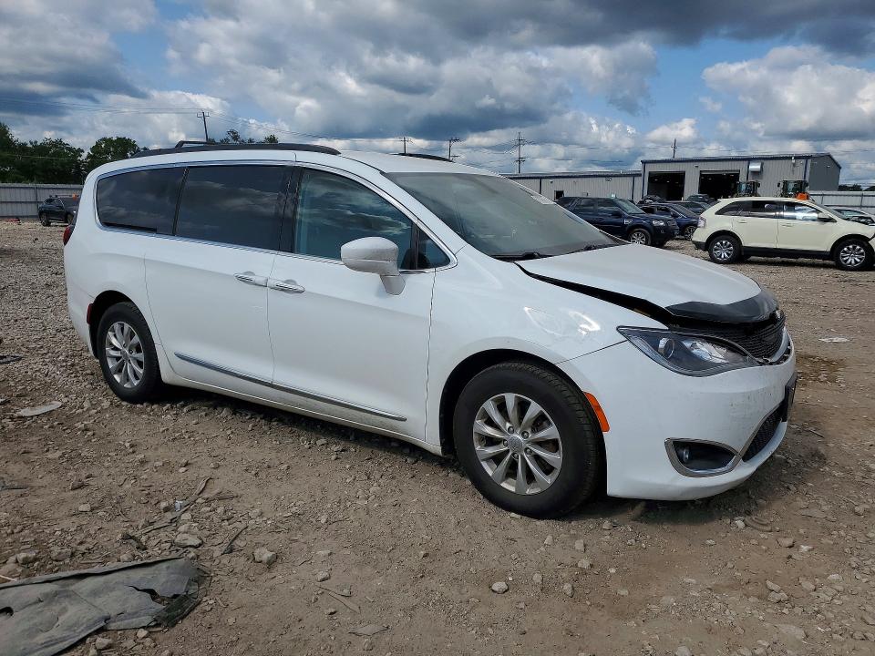 Photo 4 from auction – 2017 CHRYSLER PACIFICA with VIN 2C4RC1BG6HR587644
