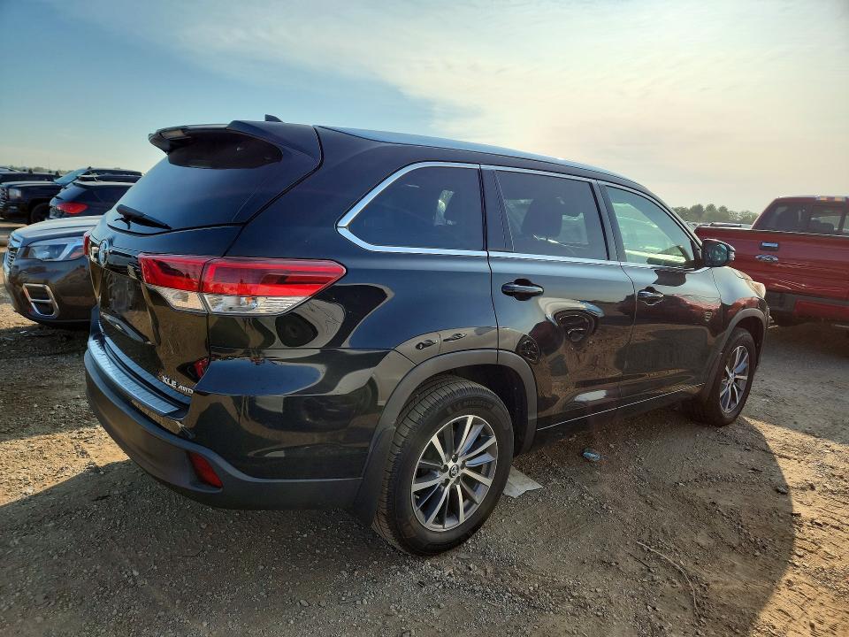 Photo 3 from auction – 2017 TOYOTA HIGHLANDER with VIN 5TDJZRFH6HS435366
