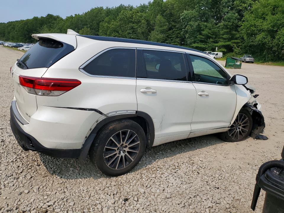 Photo 3 from auction – 2017 TOYOTA HIGHLANDER with VIN 5TDJZRFH3HS517684