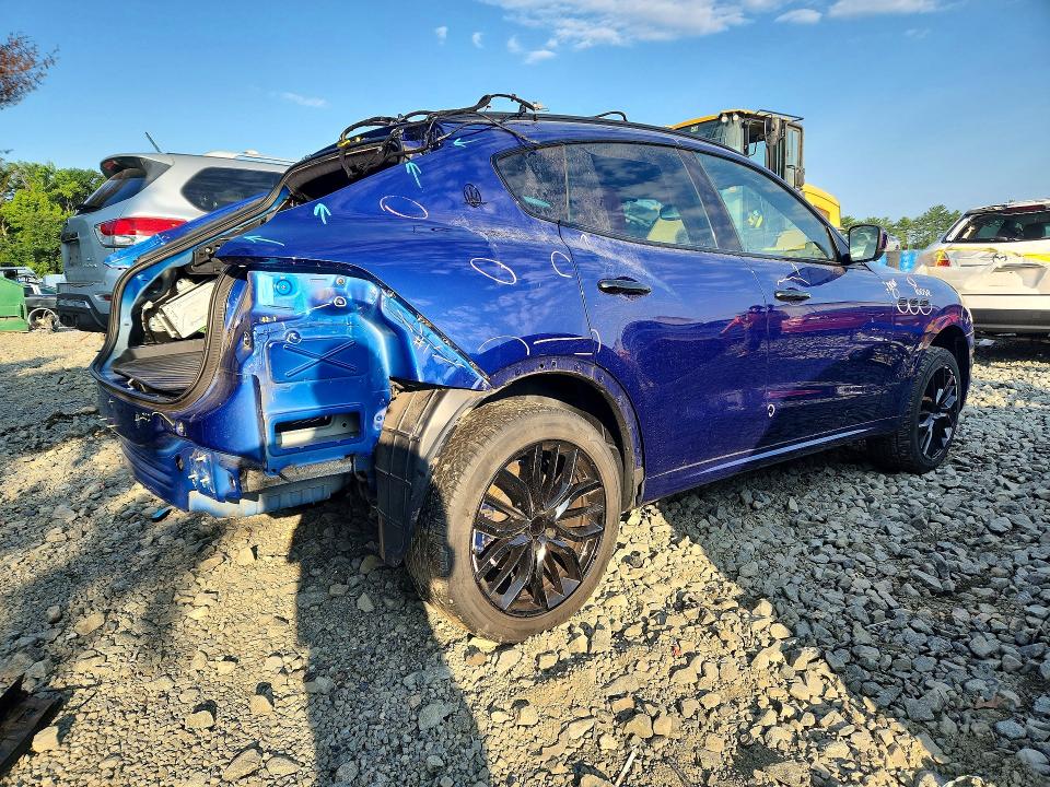 Photo 3 from auction – 2018 MASERATI LEVANTE with VIN ZN661XUS0JX302133