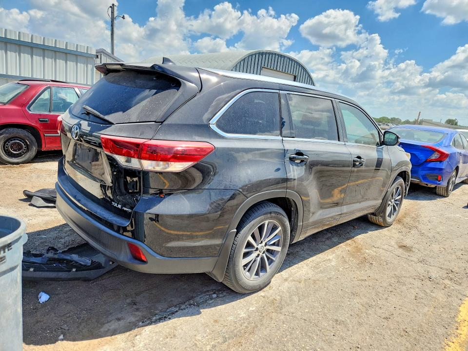 Photo 3 from auction – 2017 TOYOTA HIGHLANDER with VIN 5TDJZRFH2HS383993