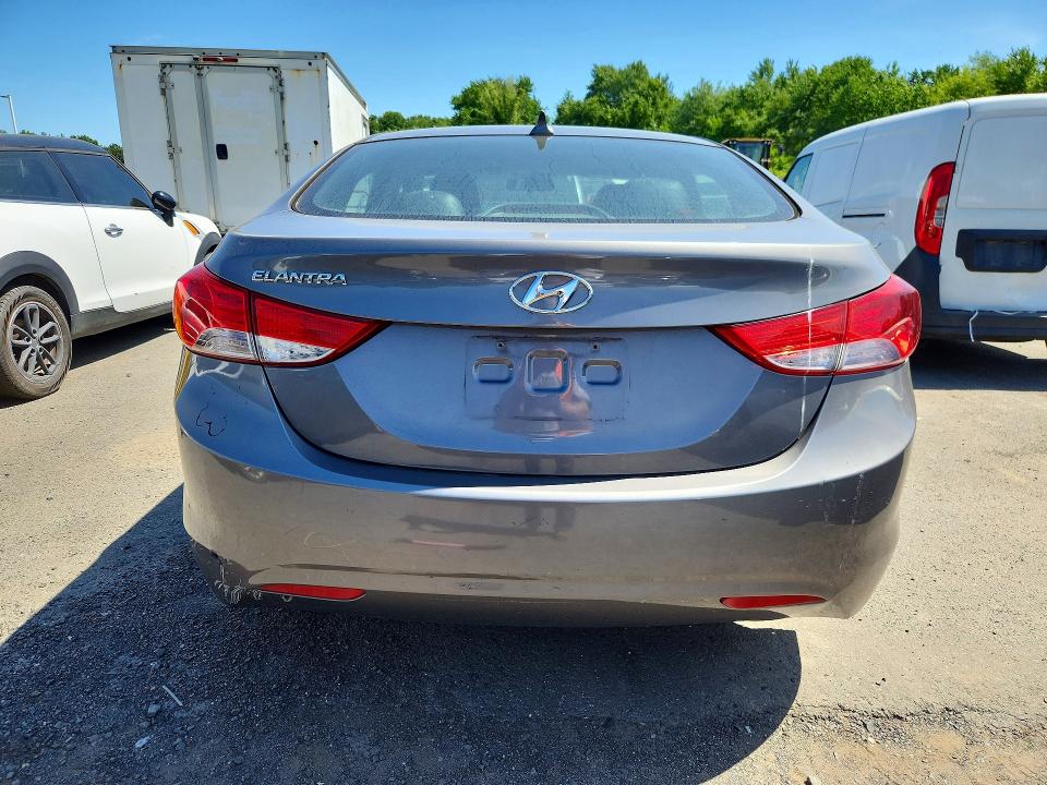 Photo 6 from auction – 2011 HYUNDAI ELANTRA with VIN 5NPDH4AE1BH076411