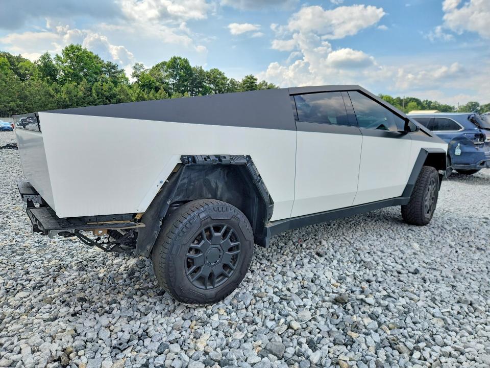 Photo 3 from auction – 2024 TESLA CYBERTRUCK with VIN 7G2CEHED5RA021539