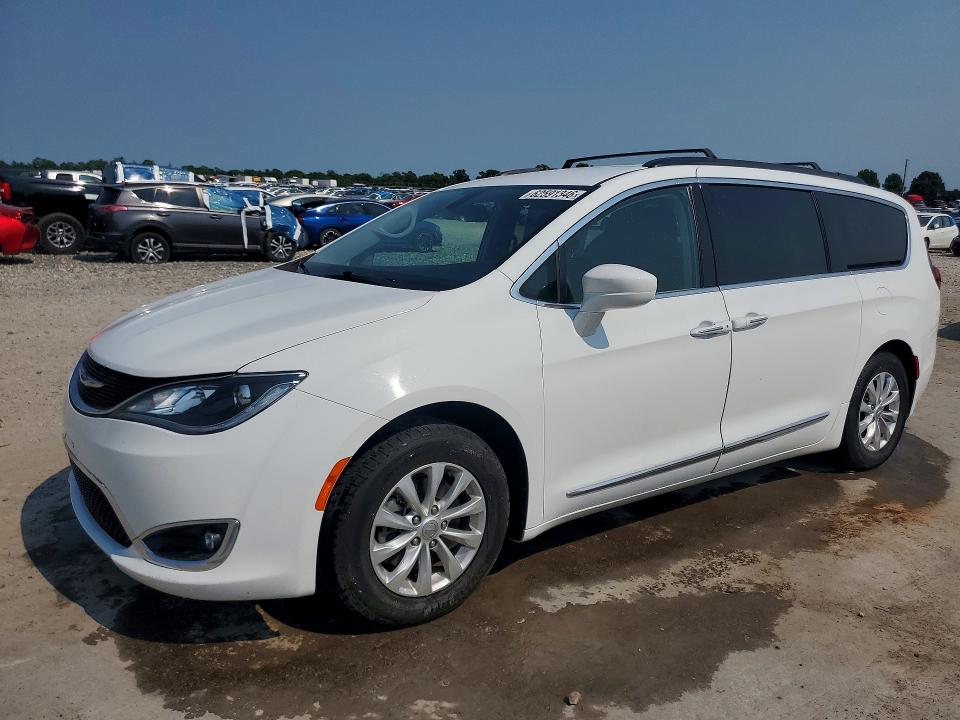 CHRYSLER PACIFICA 2017 with VIN 2C4RC1BG0HR683169 - Photo from auction