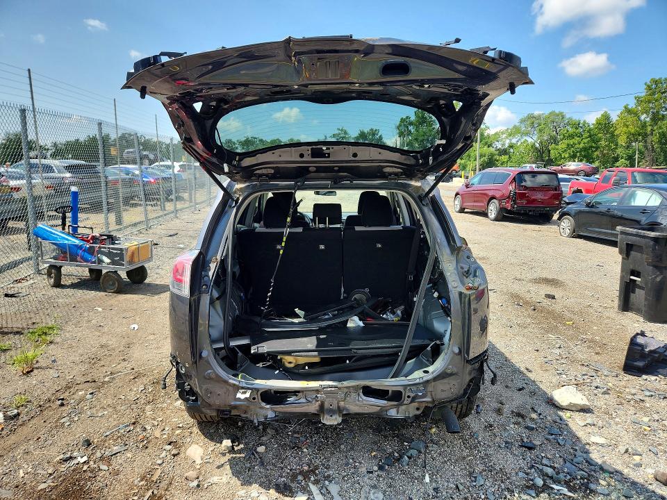 Photo 6 from auction – 2018 TOYOTA RAV4 with VIN JTMRFREV4JJ720234