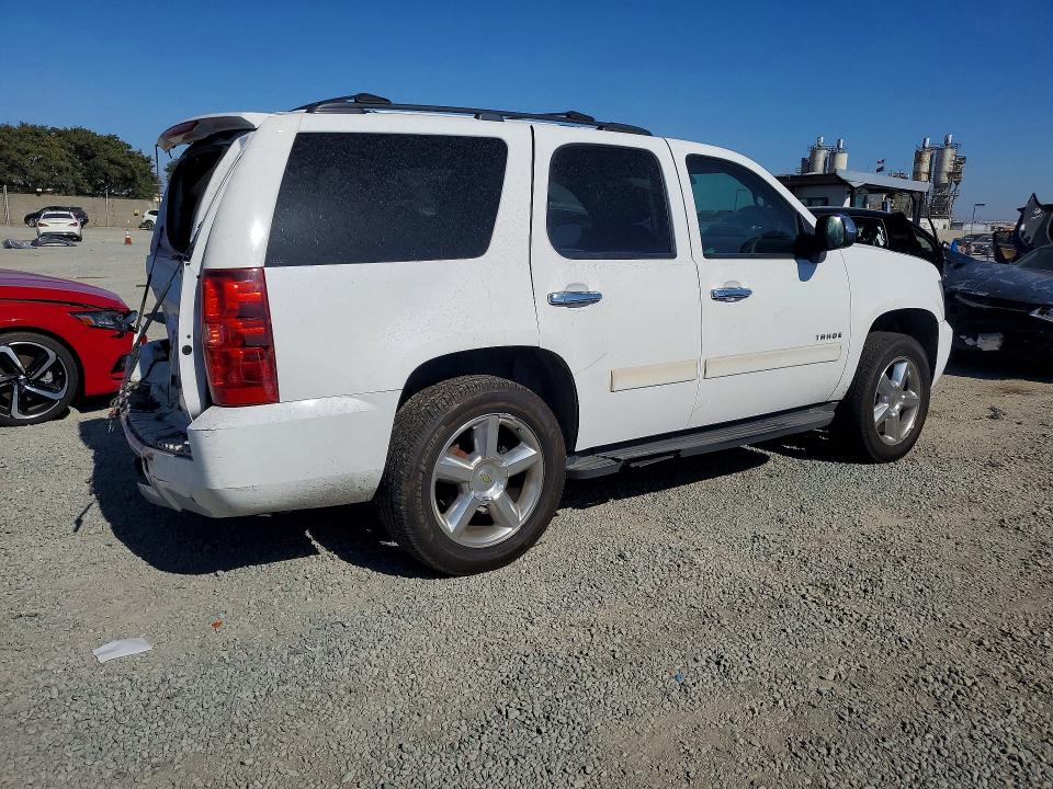 Photo 3 from auction – 2011 CHEVROLET TAHOE with VIN 1GNSCAE01BR316155