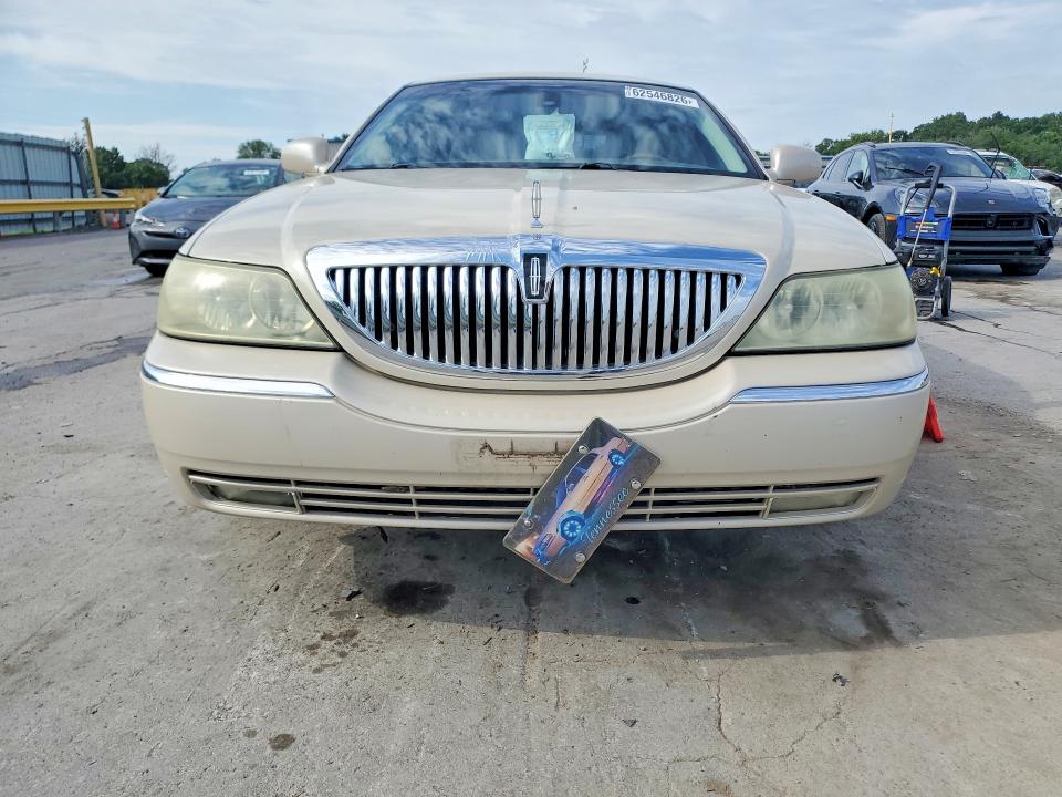 Photo 5 from auction – 2003 LINCOLN TOWN CAR with VIN 1LNHM83W13Y621271