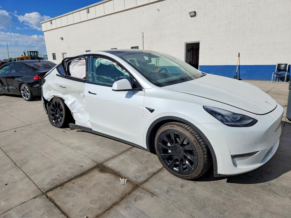 Foto 4 de la subasta – 2021 TESLA MODEL Y con VIN 5YJYGDEE2MF302102