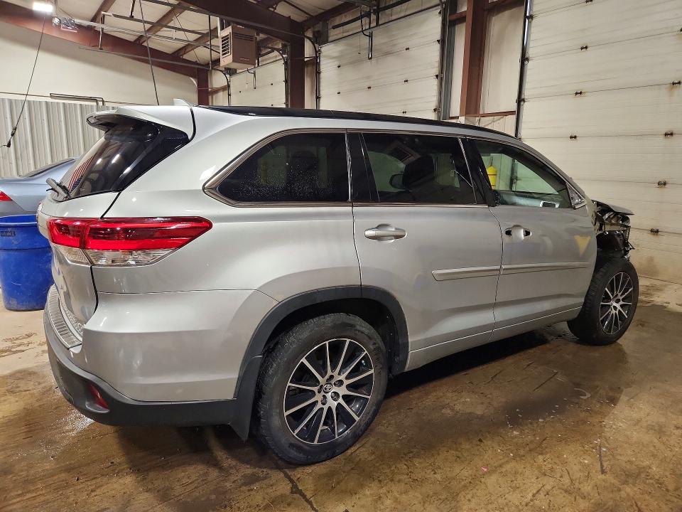 Photo 3 from auction – 2017 TOYOTA HIGHLANDER with VIN 5TDJZRFH3HS419724