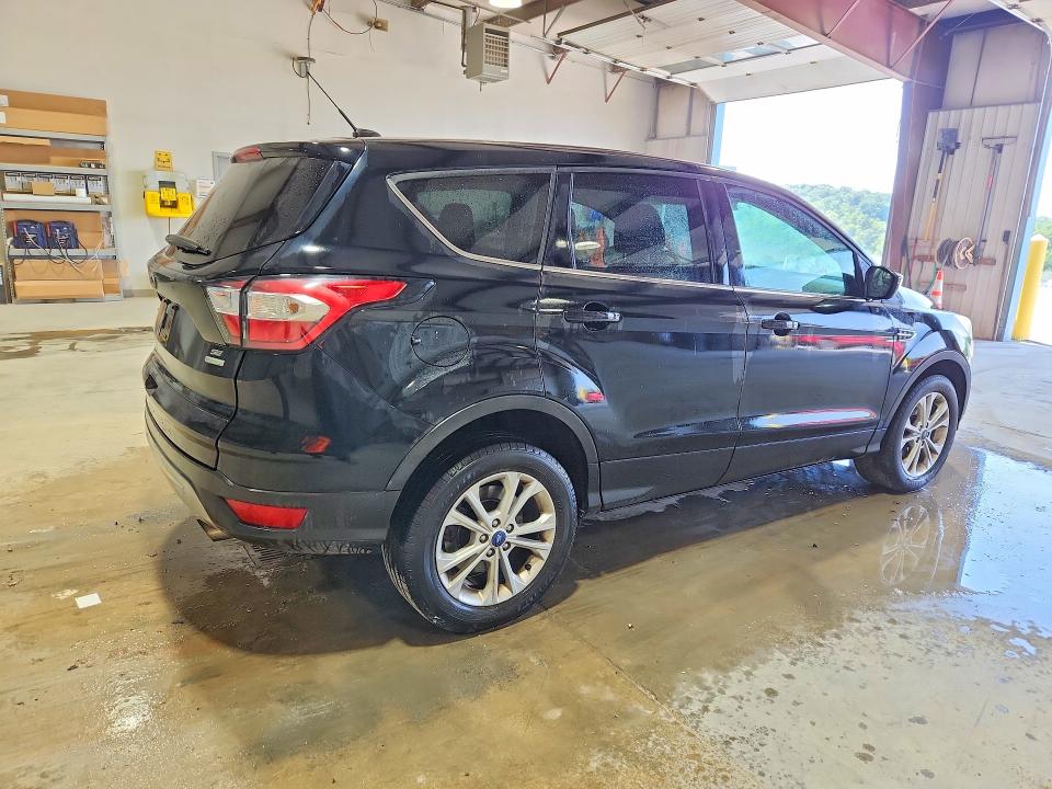 Foto 3 de la subasta – 2017 FORD ESCAPE con VIN 1FMCU0GD5HUE39253