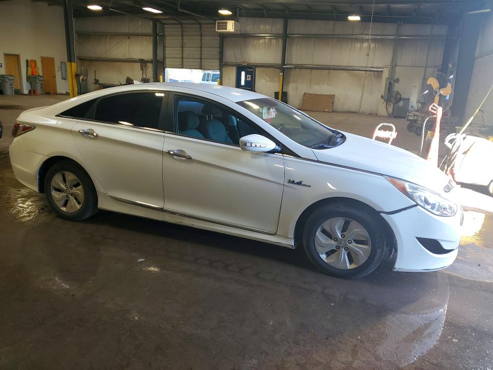 Photo 4 from auction – 2014 HYUNDAI SONATA with VIN KMHEC4A47EA115374