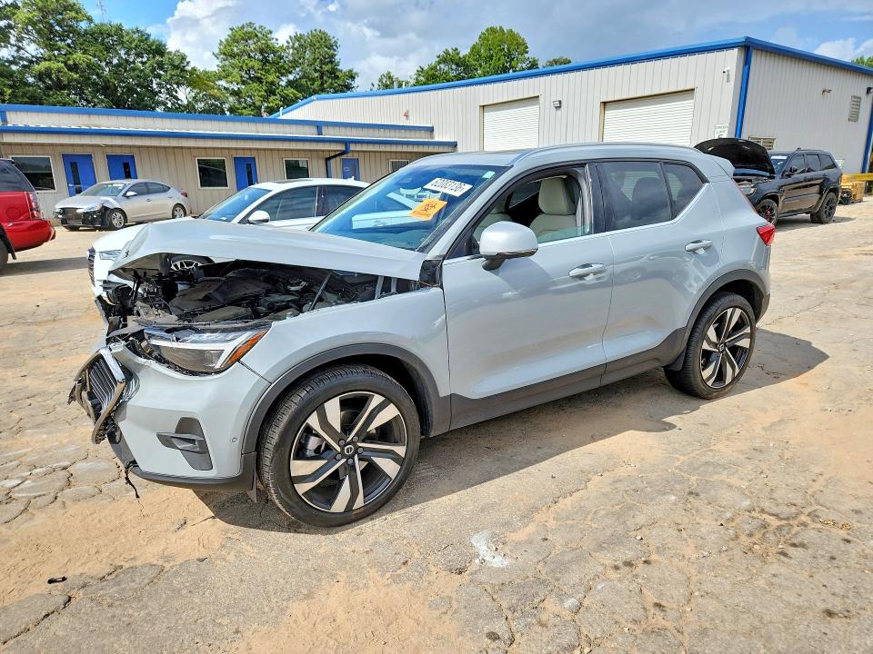 2024 VOLVO XC40
