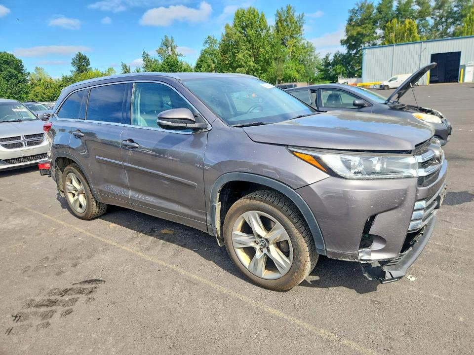 Foto 4 de la subasta – 2017 TOYOTA HIGHLANDER con VIN 5TDDZRFHXHS363729