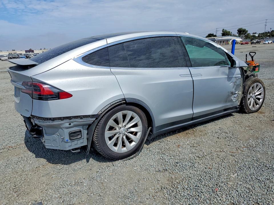 Photo 3 from auction – 2016 TESLA MODEL X with VIN 5YJXCAE24GF019426