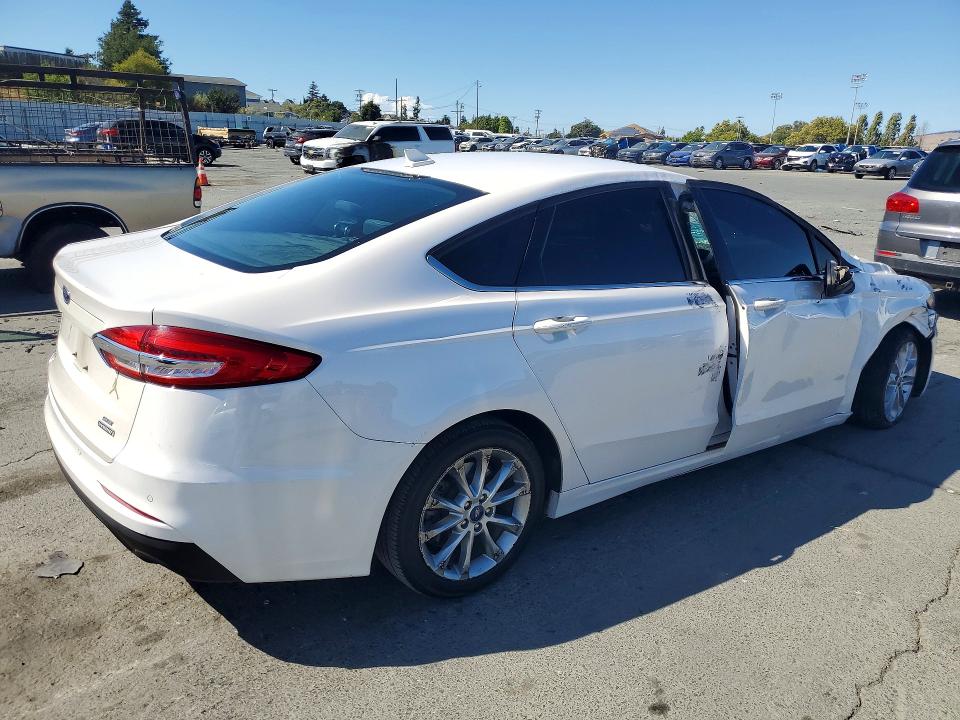 Photo 3 from auction – 2020 FORD FUSION with VIN 3FA6P0LU1LR135826