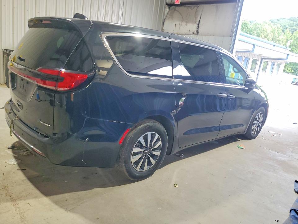 Photo 3 from auction – 2023 CHRYSLER PACIFICA with VIN 2C4RC1L74PR541162