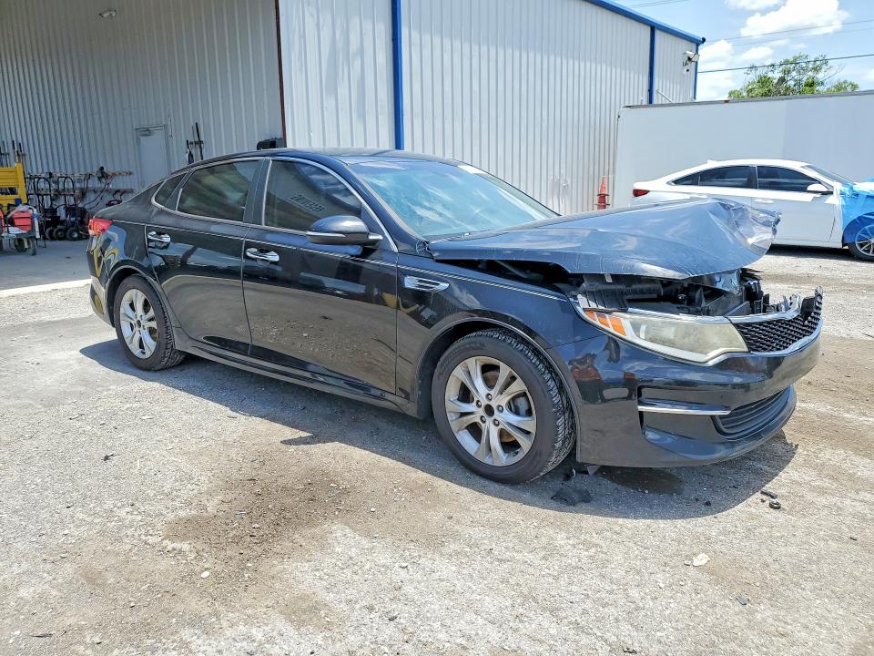 Photo 4 from auction – 2017 KIA OPTIMA with VIN 5XXGT4L32HG143674