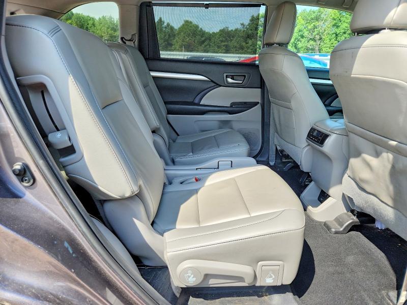 Photo 11 from auction – 2019 TOYOTA HIGHLANDER with VIN 5TDJZRFH3KS575558