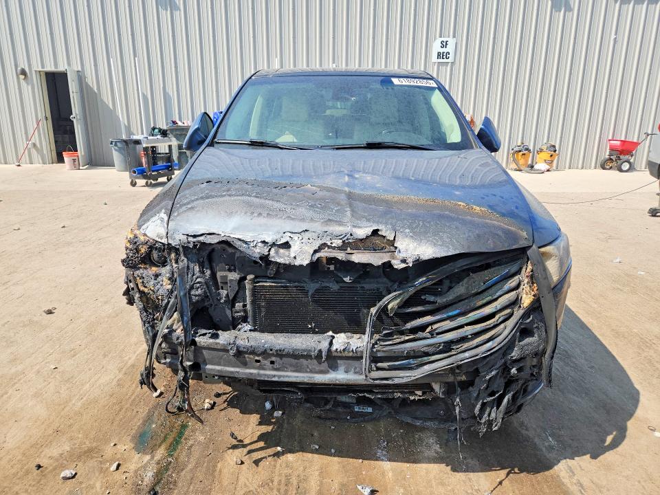 Photo 5 from auction – 2019 LINCOLN MKT with VIN 2LMHJ5AT0KBL00077