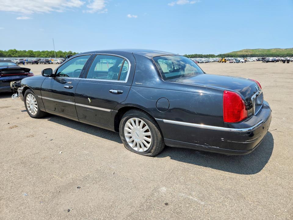 Photo 2 from auction – 2004 LINCOLN TOWN CAR with VIN 1LNHM81W84Y604102