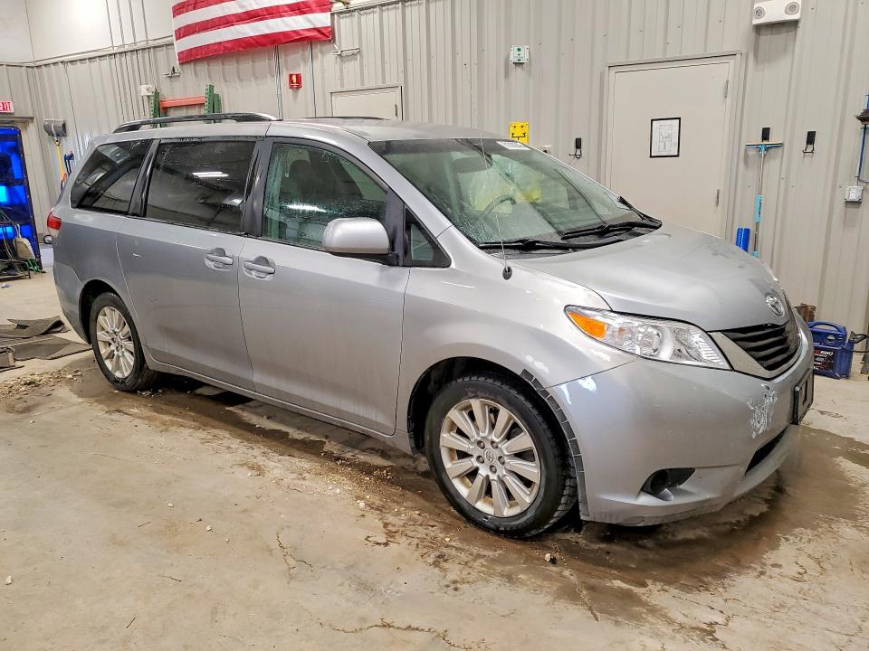 Photo 4 from auction – 2011 TOYOTA SIENNA with VIN 5TDJK3DC1BS014512