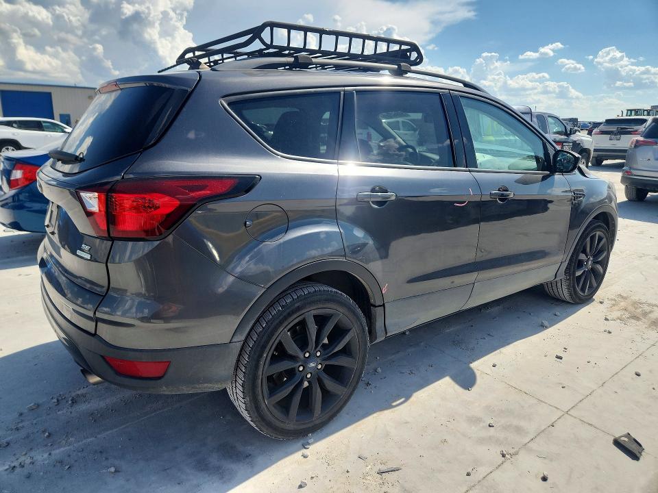 Photo 3 from auction – 2019 FORD ESCAPE with VIN 1FMCU0GDXKUC25768